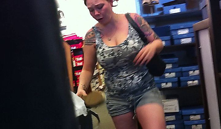 ⁣Busty tattoo mom
