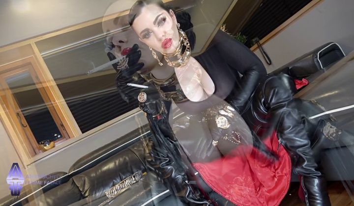 ⁣Anouschka femme fatale – worship your hot smoking leather mistress