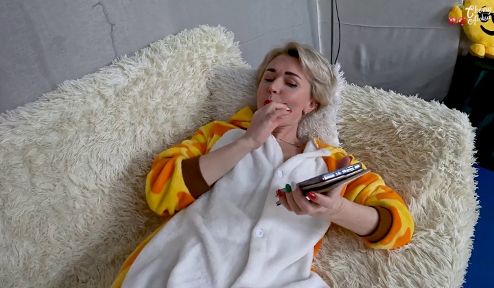 ⁣Hot blonde mom rides a dick and squirts from anal fucking (720)