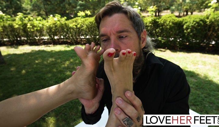 ⁣Cutie blonde megan love worshipped and fucked at the park