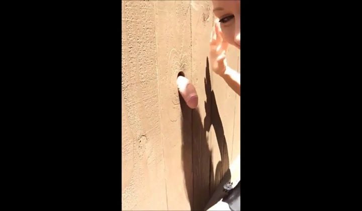 ⁣Je suce un inconnu dans le gloryhole