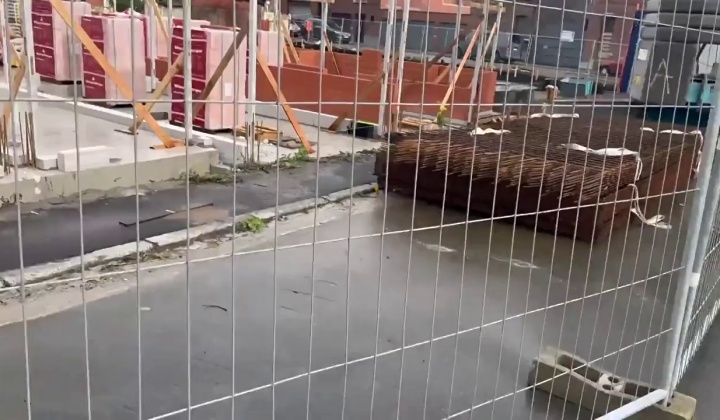 ⁣A french slut takes home a well-endowed construction worker she met on a worksit