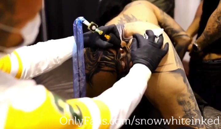 ⁣Crazy tattoo slut gets her butt hole tatted and suck 2 guys