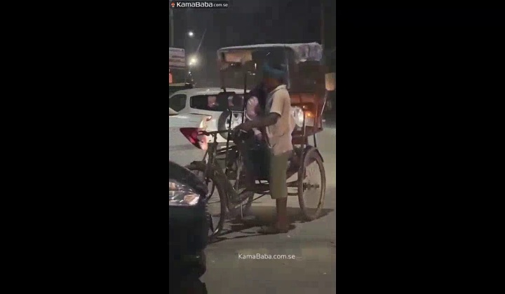 ⁣Passenger pays driver with handjob – amateur ride payment
