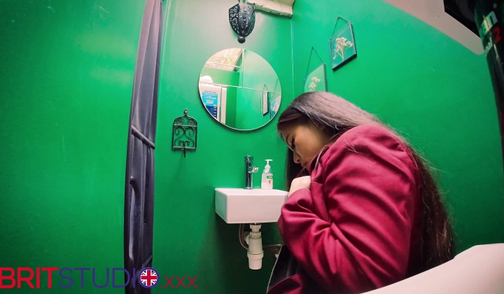 ⁣Schoolgirl sucks dick at the gloryhole
