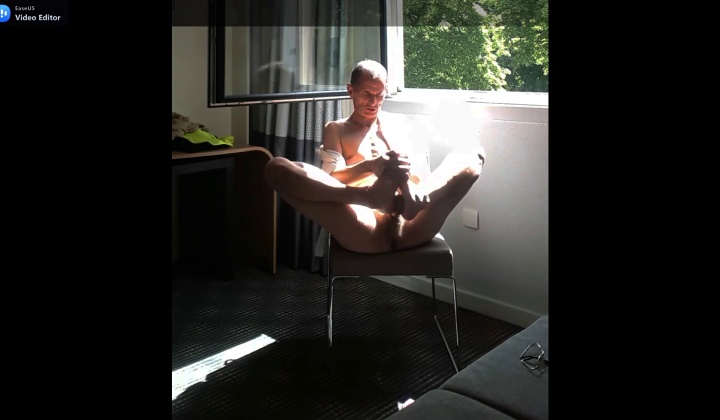 ⁣Vive le self footjob