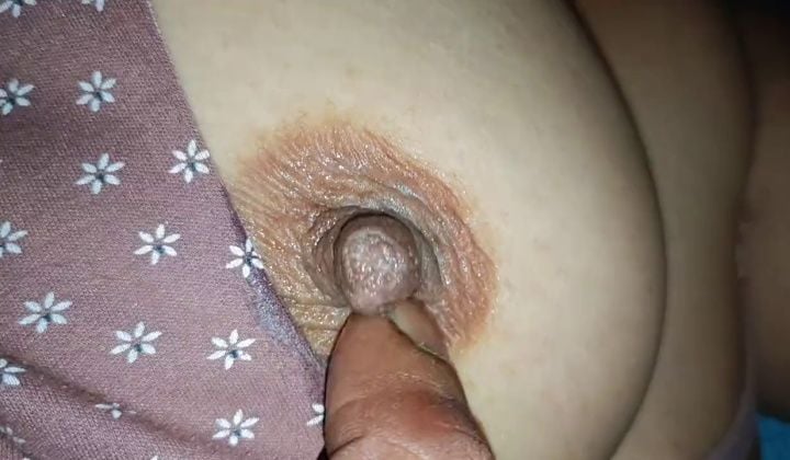 ⁣Silent lover checking out his chubby mom