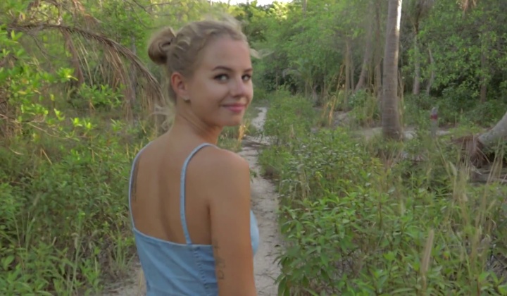 ⁣Ava moon cumin4d outdoor bj, anal & swallow