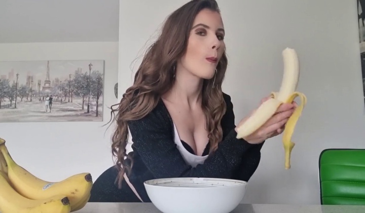 ⁣Brook logan eat mistress spitty banana