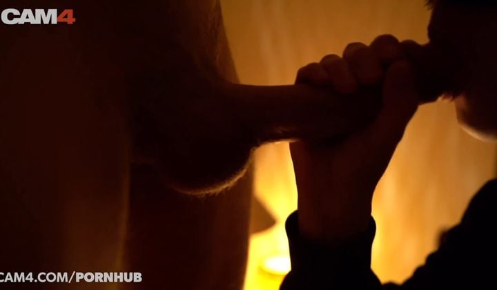 ⁣Blindfolded hottie giving blowjob and handjob close up