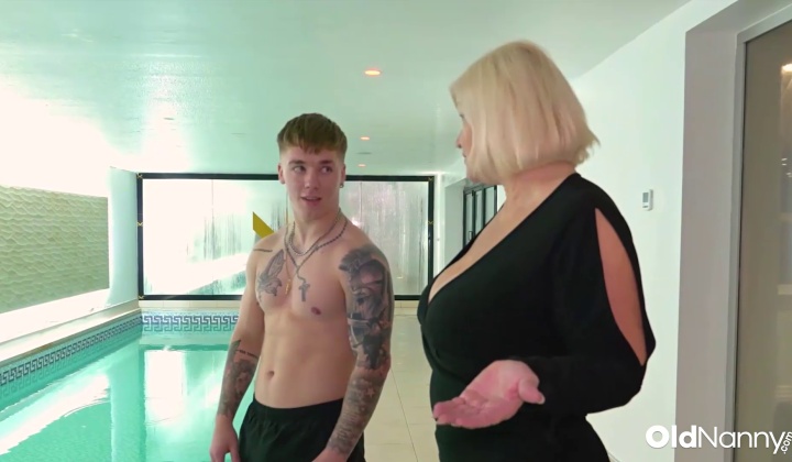 ⁣Mature in lingerie blows muscular tattooed guy by the pool
